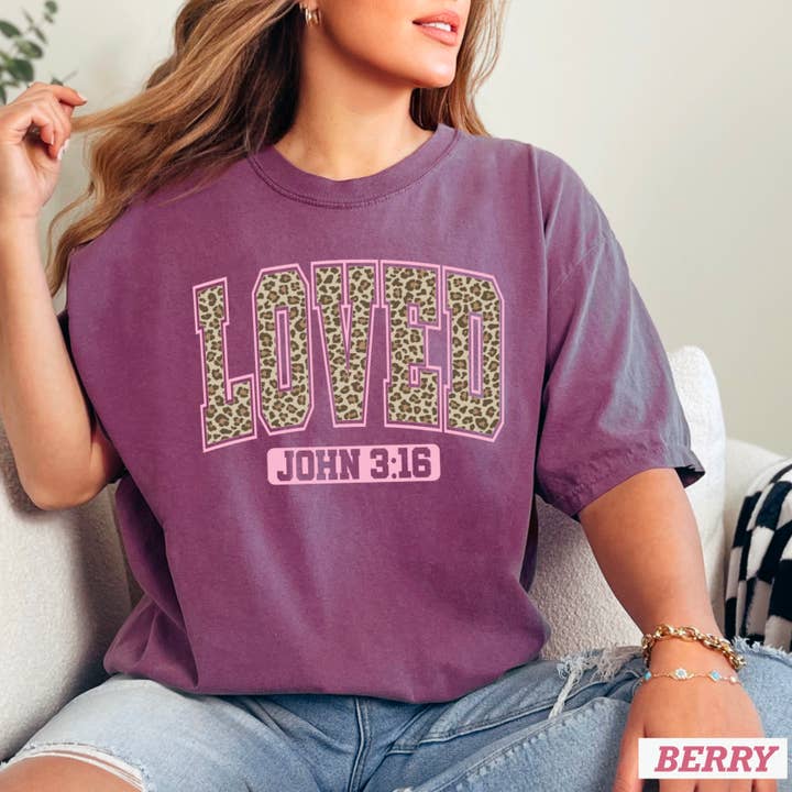 Shoppe SHC - Venta al por mayor Camiseta serigrafiada - Mujer - Camiseta de San Valentín Amada por Leopardo | Comfort Colors6