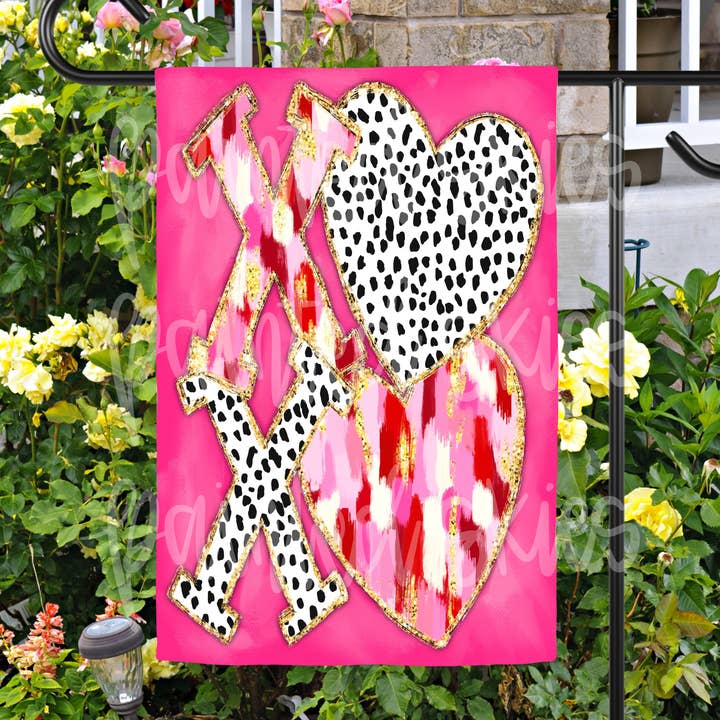 XOXO Pinceaux Peints Drapeau de Jardin de la Saint-Valentin pour la vente par Painted Skies