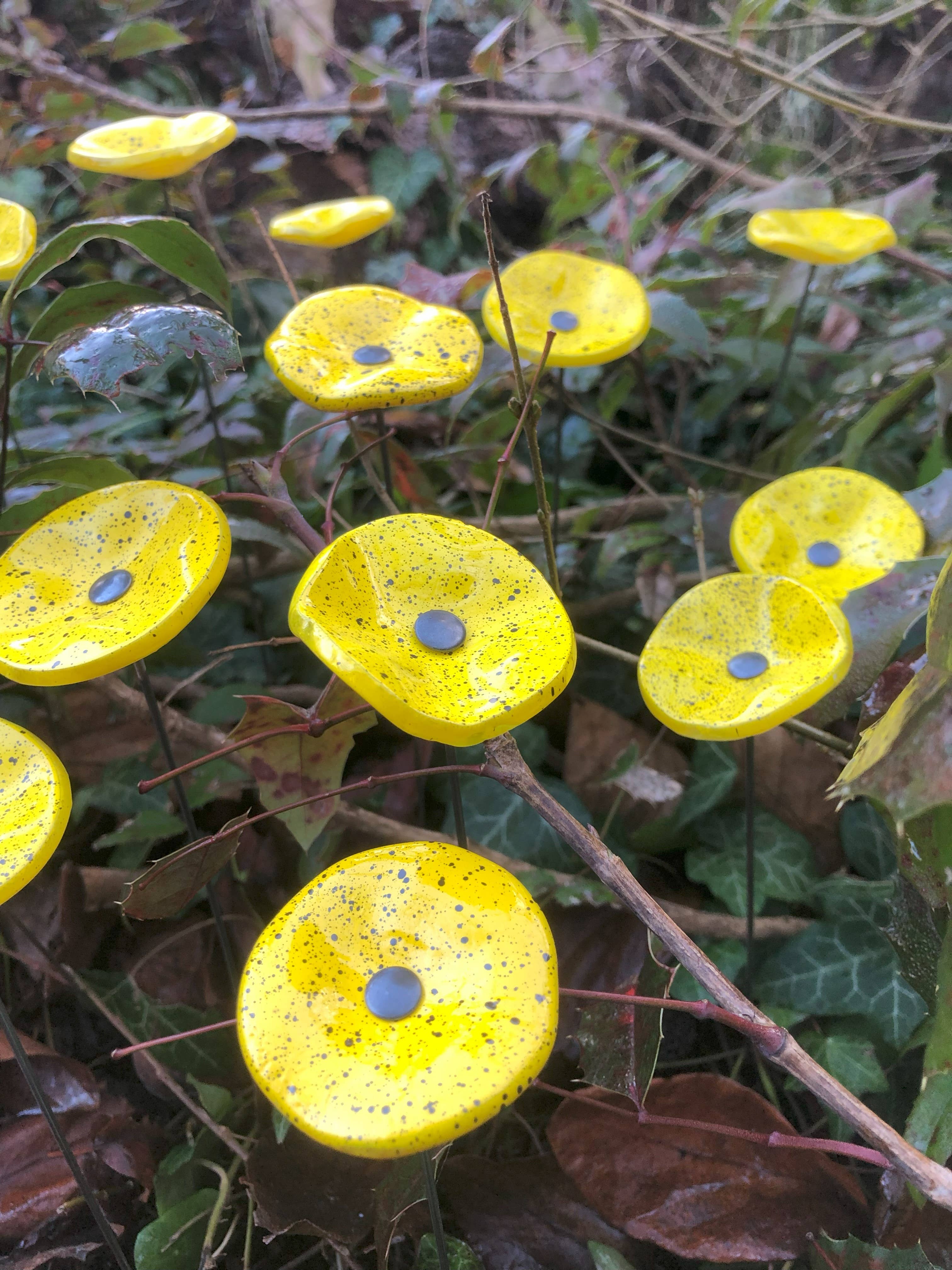 CARNEOL GLASS - Wholesale Garden/Lawn Stake - Small Glass Flower For Outside IN yellow-black11