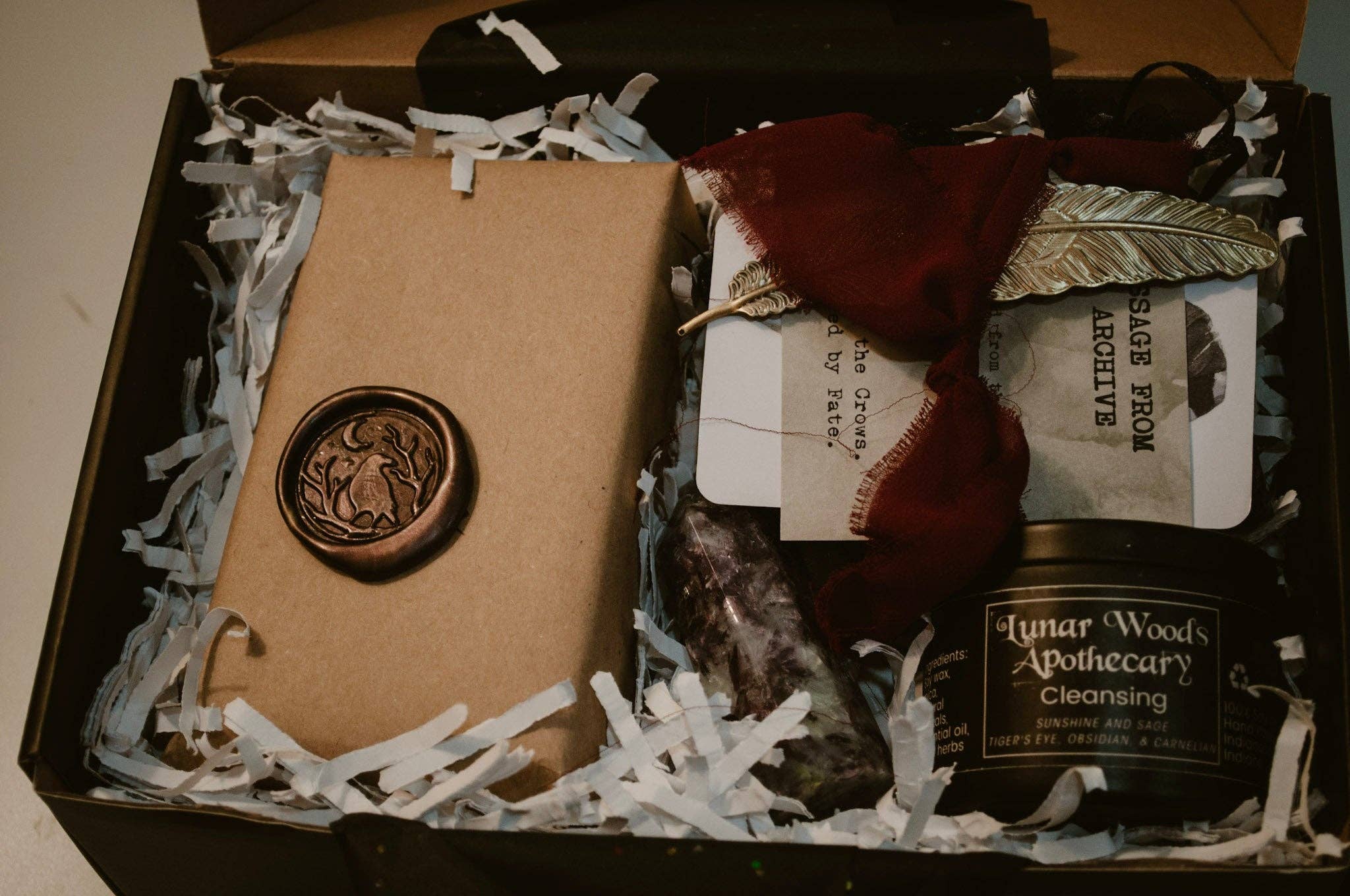 Maison du Corbeau – Cartas de tarô por atacado – Grimório do Desconhecido | Experiência de baralho de mistério curada pela Maison du Corbeau1