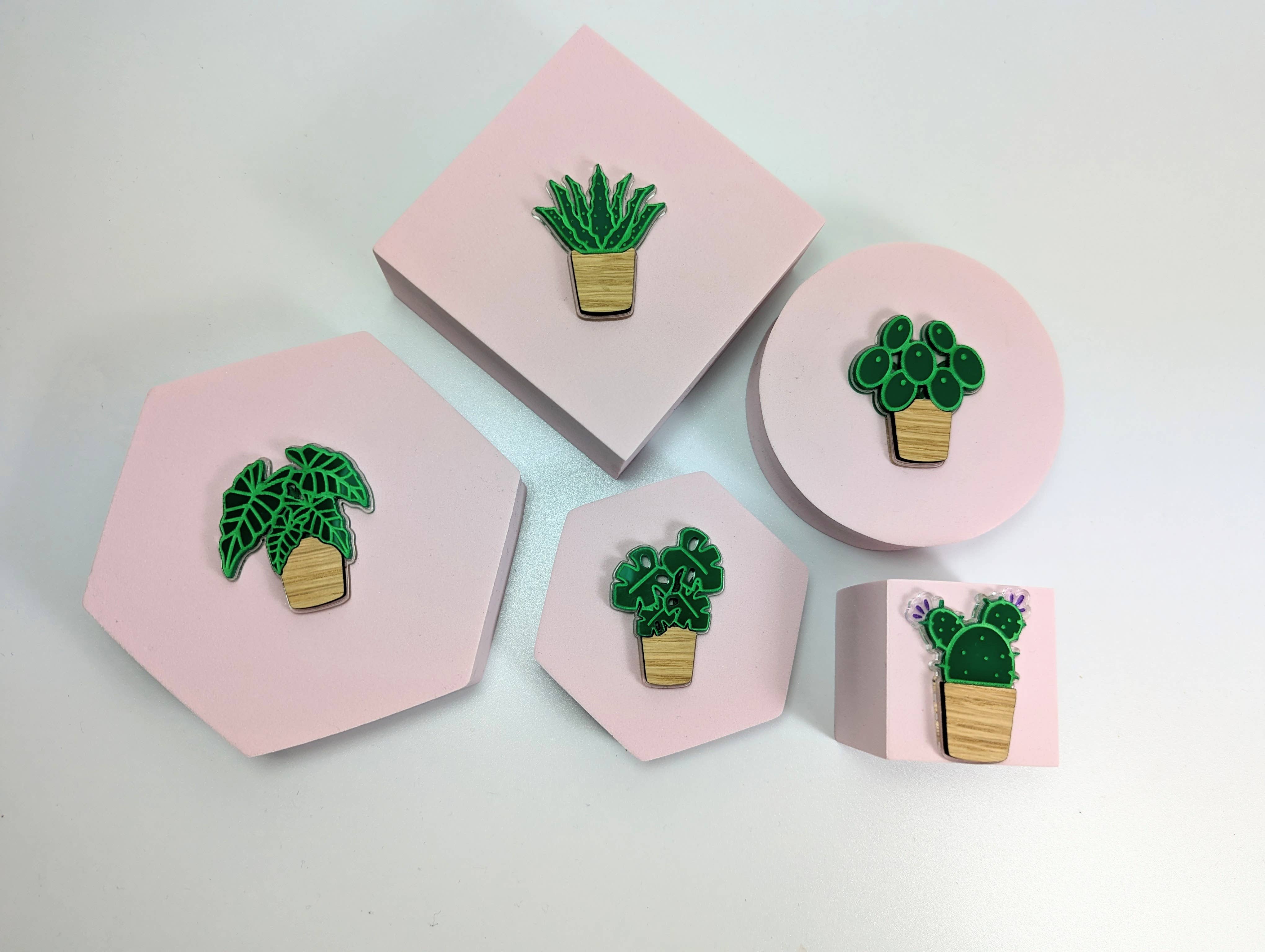 Chikai Shop - Vendita all'ingrosso Spille - Spilla Monstera su acrilico e legno di quercia5