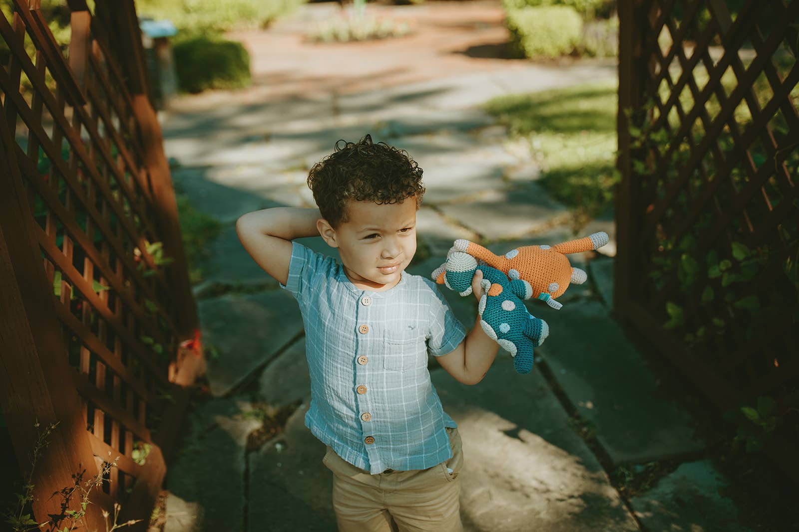 Pebblechild – wholesale Skallra - Baby – Virkat babyleksak dinosaurie skallra - petrolblå2