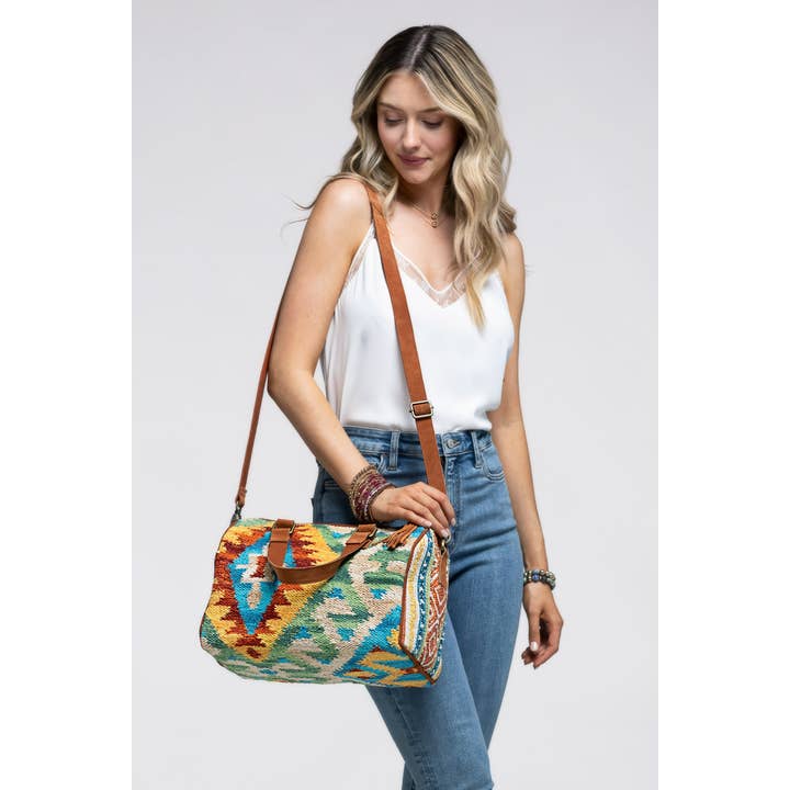 Carmel Sac Boston Carmel aux motifs ethniques tissés main teintés en fil, anse et pampilles en véritable daim en vente sur Faire7