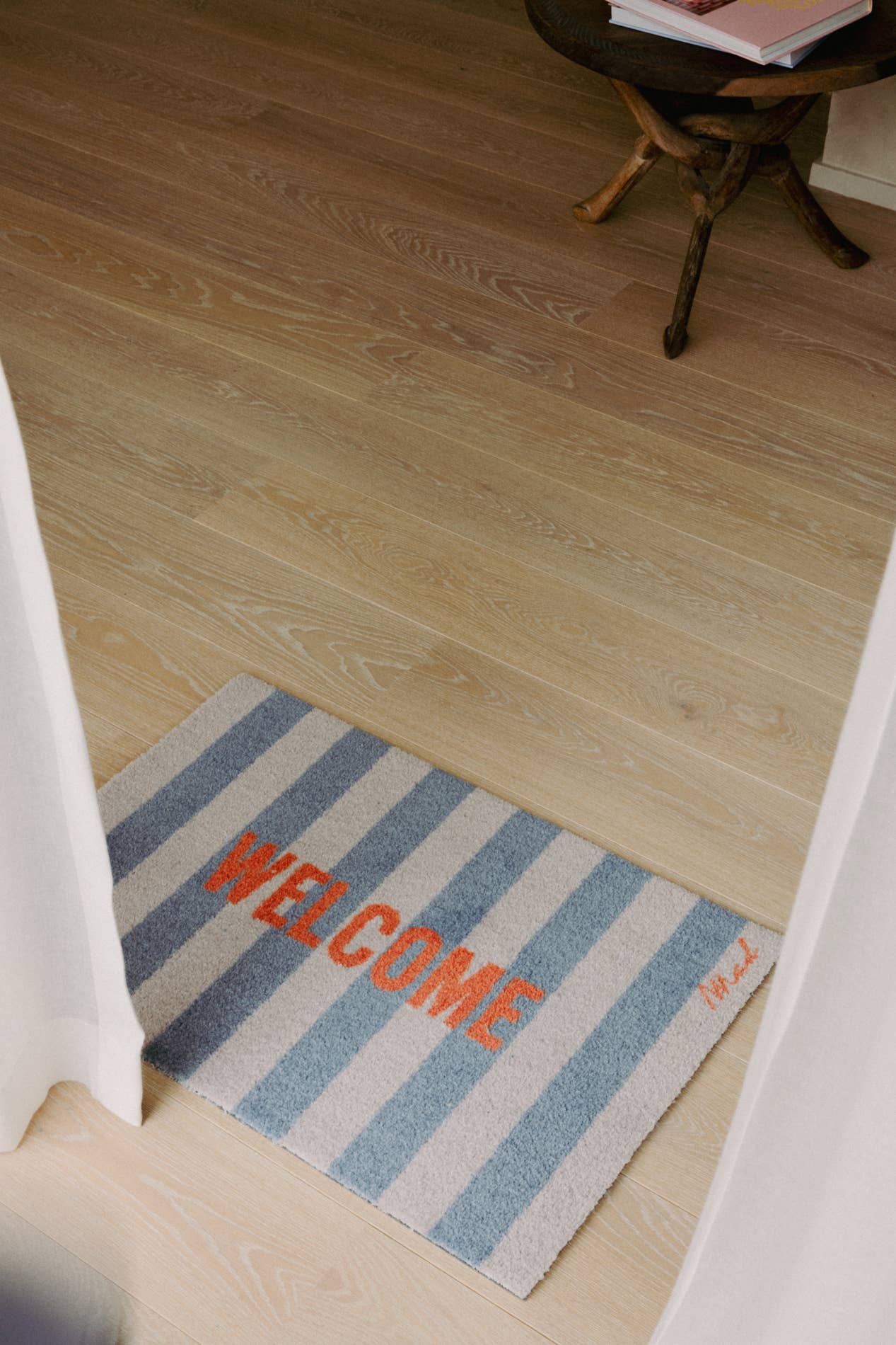 MAD ABOUT MATS - Venta al por mayor Felpudo - DORA felpudo MAD ABOUT MATS con diseño a rayas y mensaje «WELCOME»1