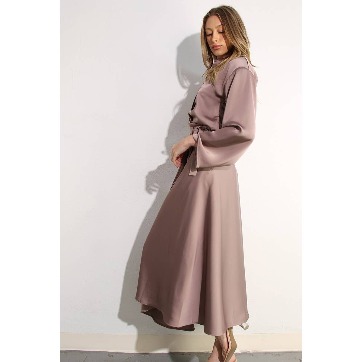 MALVE BRAUN CROP-TOP AUS SATIN MIT WICKELROCK für den Großhandel auf Faire8