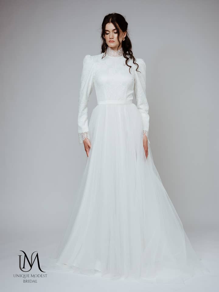 Diamant - Robe de mariée en dentelle modeste et tulle à manches longues pour la vente par Unique Modest Bridal