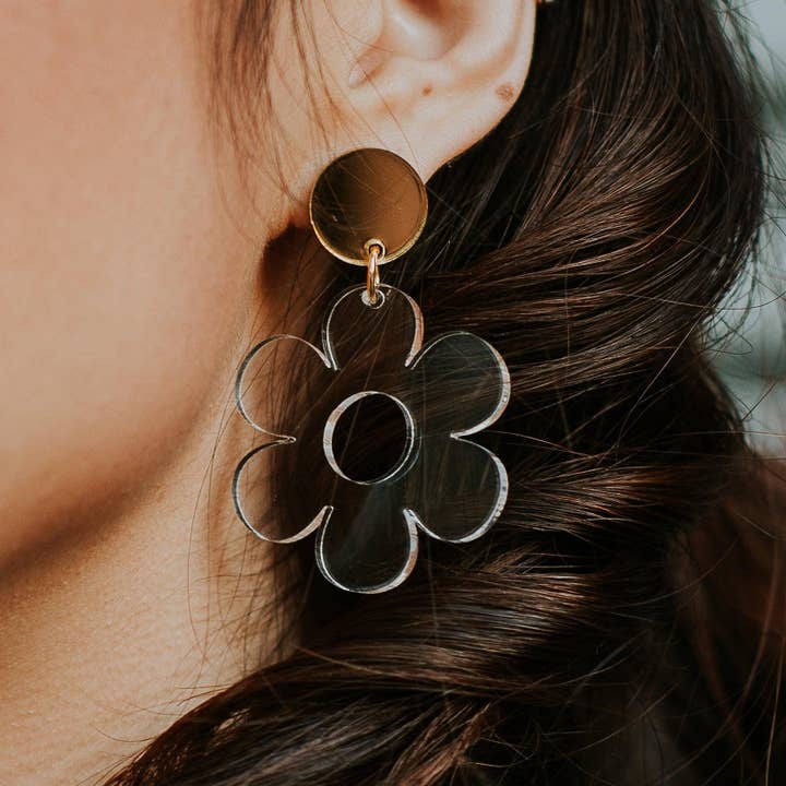 Boucles d'oreilles Daisy - Boucles d'oreilles pendantes en acrylique pour la vente par Sleepy Mountain