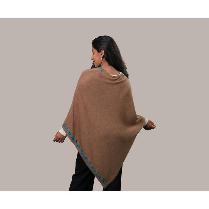 Poncho de travail latéral en cachemire - Marron pour la vente par Yes Helping Hand