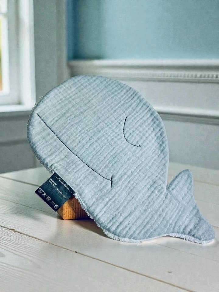 Guanto da bagno balena mussola e spugna – Bambino e bambino, fatto a mano per la vendita all'ingrosso da parte di Küstenfieber®