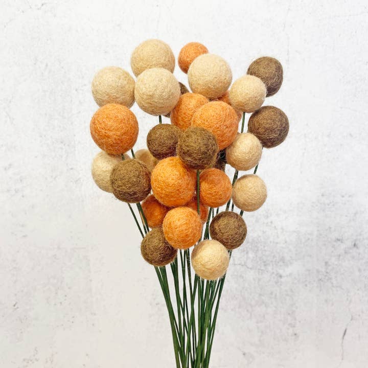 Bouquet de Boules de Fleurs en Feutre Solitaires Coucher de Soleil Terracotta pour la vente par Oakwind Hollow