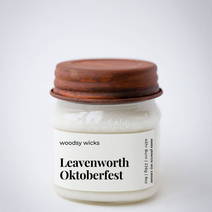 Woodsy Wicks – wholesale Burkljus – Leavenworth Oktoberfest ljus - Träveke - 100% sojavax