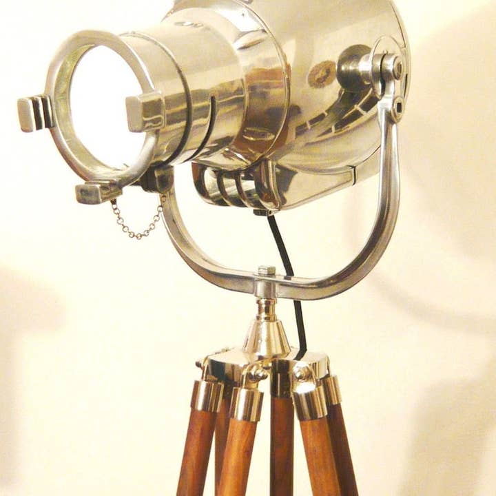 Lámpara de pie réplica vintage de British Antique Studio Light para venta al por mayor de DDecorStore