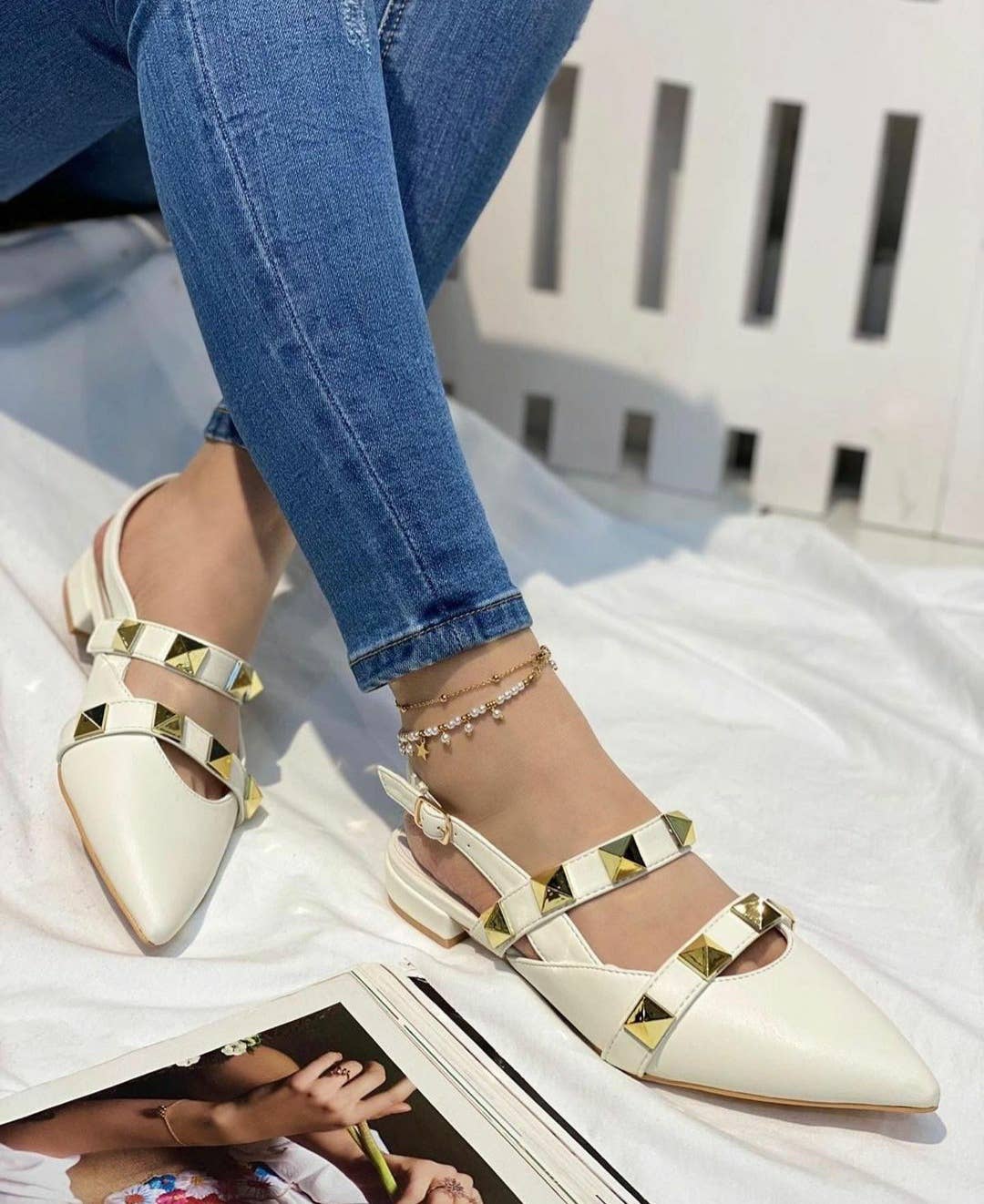 Vera Shop – Großhandel Flache Schuhe – Damen – Ballerina-Mules mit goldfarbenen Nieten6