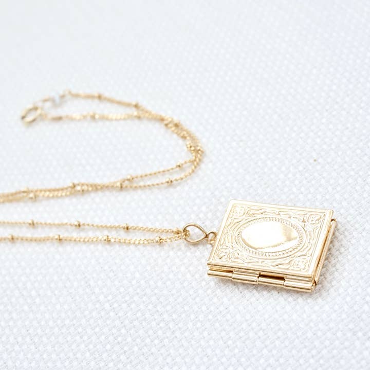 YSM Designs – wholesale Halsband med medaljong – Guld Rektangulär medaljong Halsband, Foto