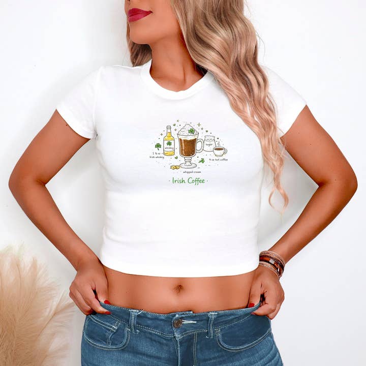 Maglietta Baby con Caffè Irlandese per il Giorno di San Patrizio, Carina Maglietta Festiva per la vendita all'ingrosso da parte di FizzCandy Designs