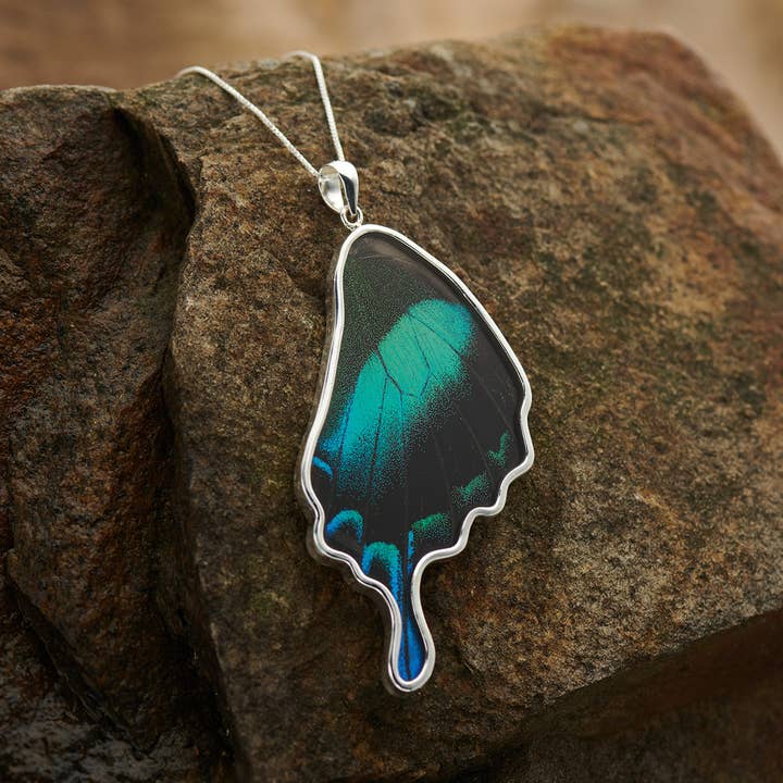 GRN BND SWTL FINT SILVER SM BAKVINGE HÄNGE för wholesale av Nugent Jewelry