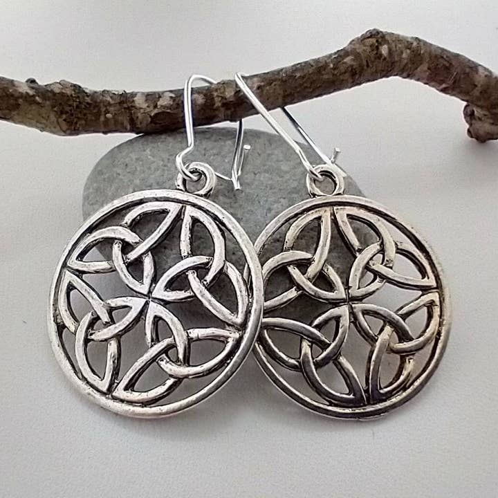 Boucles d'oreilles à nœud celtique, bijoux irlandais, bijoux Trinity pour la vente par Piccadilly Pendants