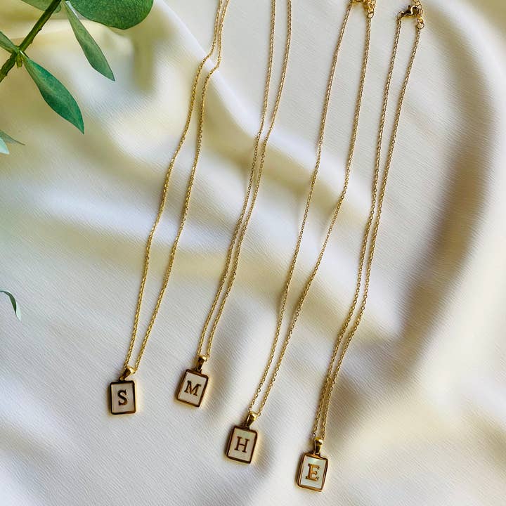 mila + stevie - Wholesale Pendant/Charm Necklace - FRANKIE Pearl Letterplate Necklace