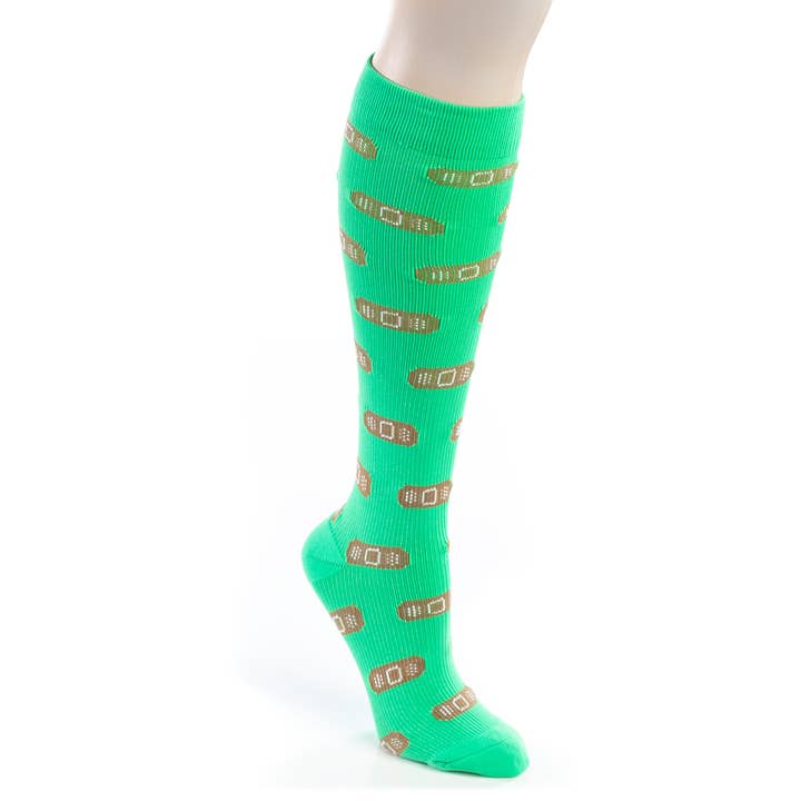 Band Aid Print Knelange Unisex Sygeplejerskekompressionsstrømper for engroshandel hos Nurseology