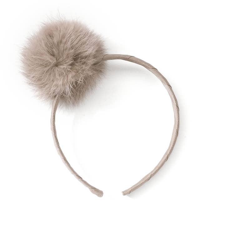 Cerchietto grande con pompon color malva antico per la vendita all'ingrosso da parte di Verity Jones London