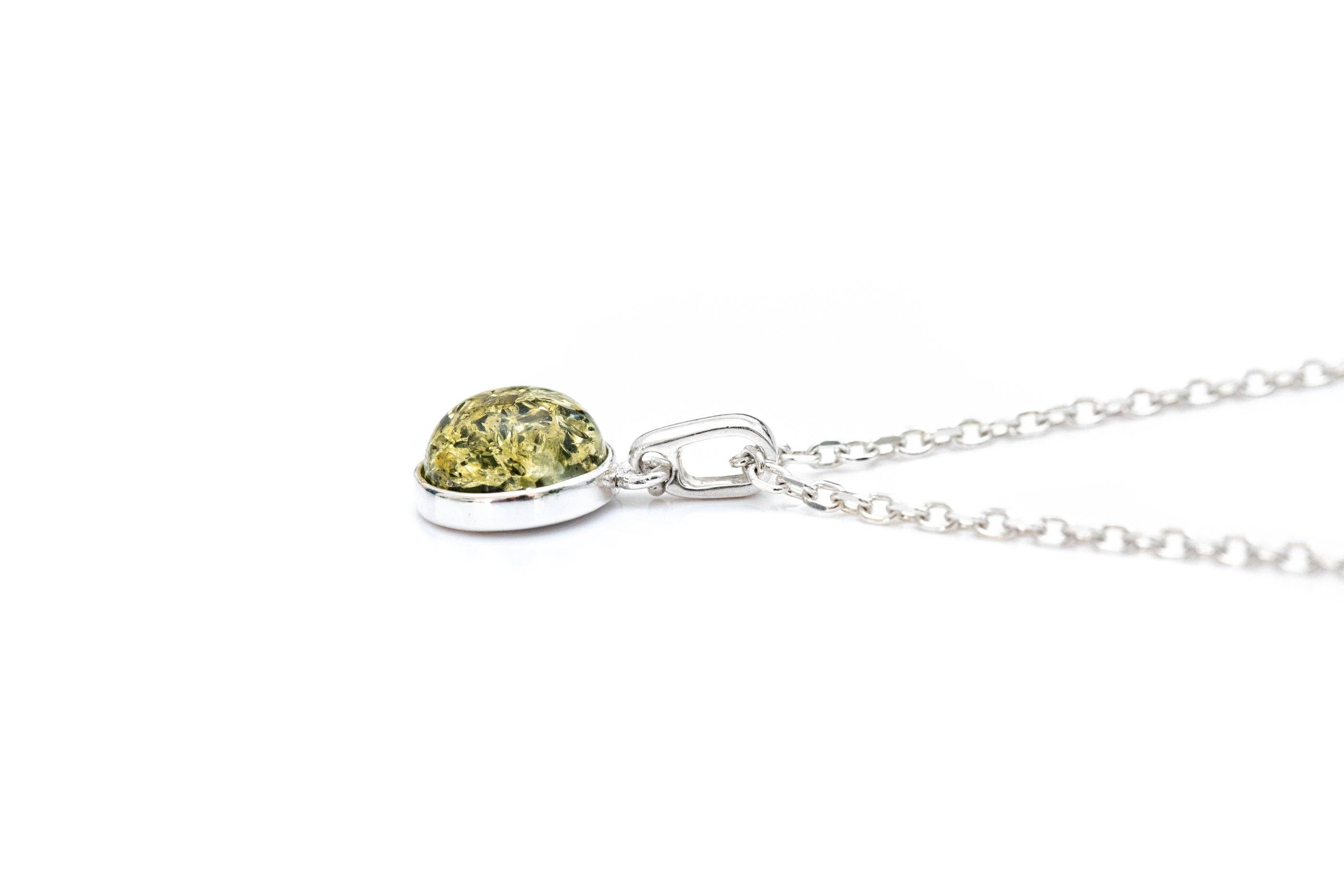 Baltic Beauty – wholesale Hänge-/berlockhalsband – ESSENTIALS Mini grön bärnsten hänge4