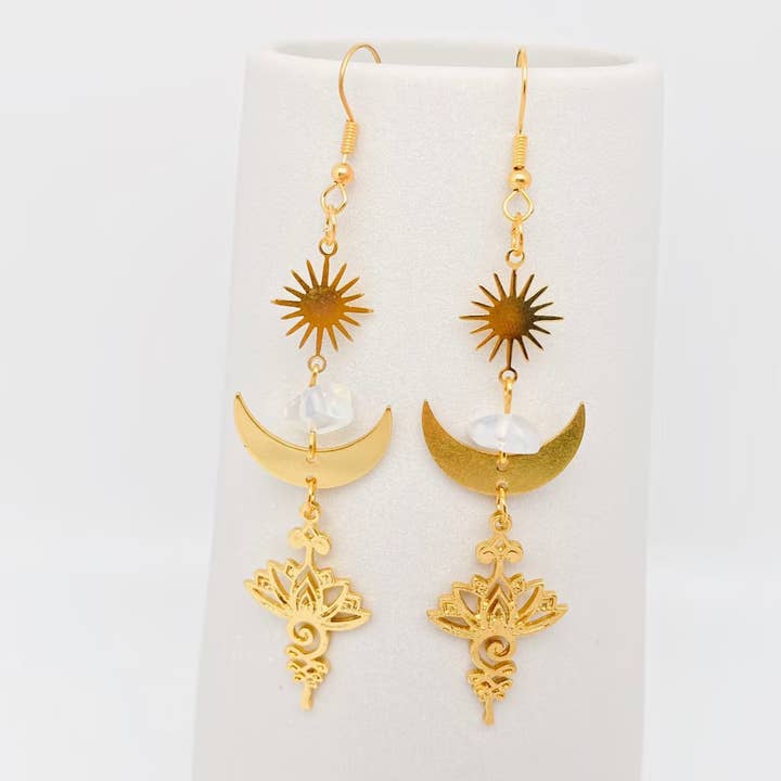 Orecchini dorati con pendente Sun Moon Lotus - MS per la vendita all'ingrosso da parte di Mio Queena