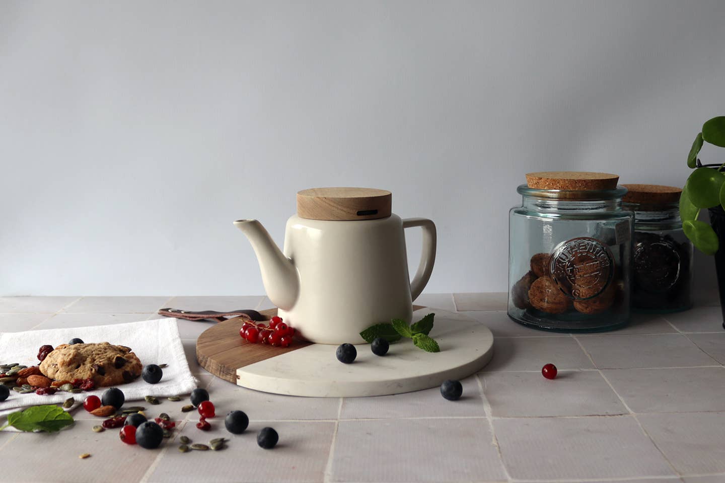 Ogo living – wholesale Tea pot – Enzo white porcelain teapot with wooden lid 680 ml1
