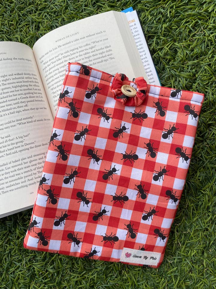 Manchon de livre broché Picnic Ants pour la vente par Sewn By Pris