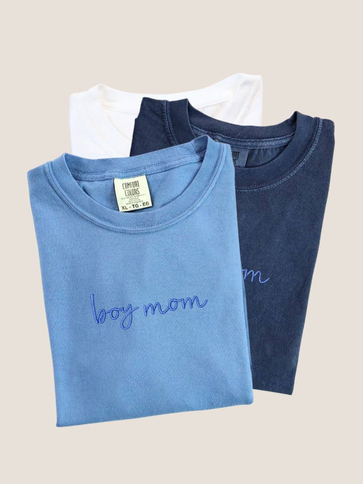 T-shirt ricamata Boy Mom, T-shirt Comfort Color per la vendita all'ingrosso da parte di Tessa & Tiana Boutique