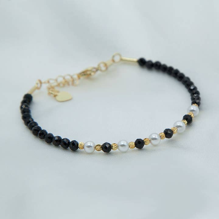 Artisans de Madagascar – wholesale Beaded bracelet – Black Tourmaline Bracelets Faceted Beads between 3 & 4 mm6