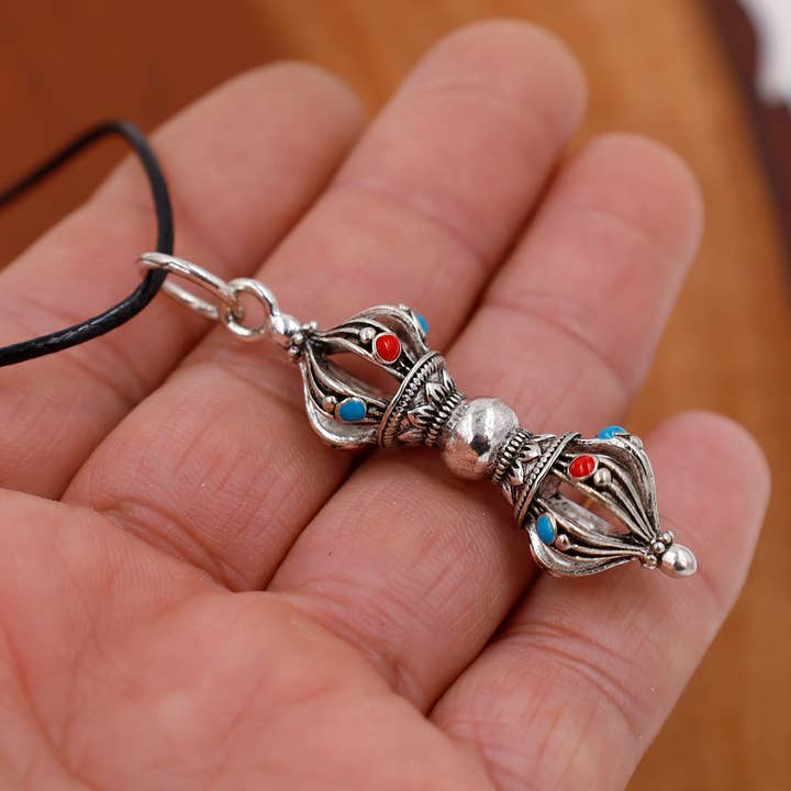 Lungta Imports - Vente Colliers à pendentif - Pendentif Dorjee/Dorji/Vajra en argent tibétain