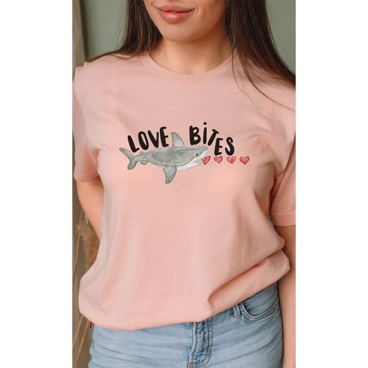 Kissed Apparel - Venta al por mayor Camiseta serigrafiada - Mujer - Camiseta con estampado de tiburón devorador de corazones de Love Bites
