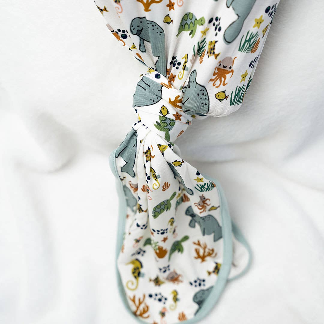 Emerson and Friends – Großhandel Babykleid-Set – Baby – Manatee Ocean Babykleid aus Bambus, geknotet, Geschenkset für Neugeborene3