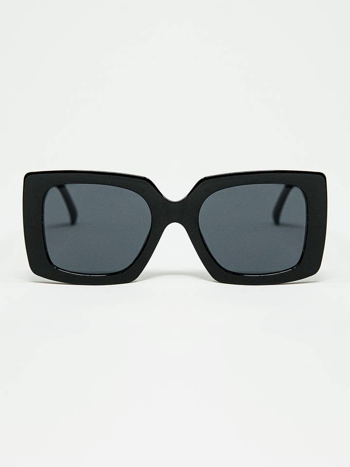 lunettes de soleil à silhouette vintage avec un œil de chat légèrement incliné en noir pour la vente par Q2—All Orders:Free Duties for the US,UK,and Canada