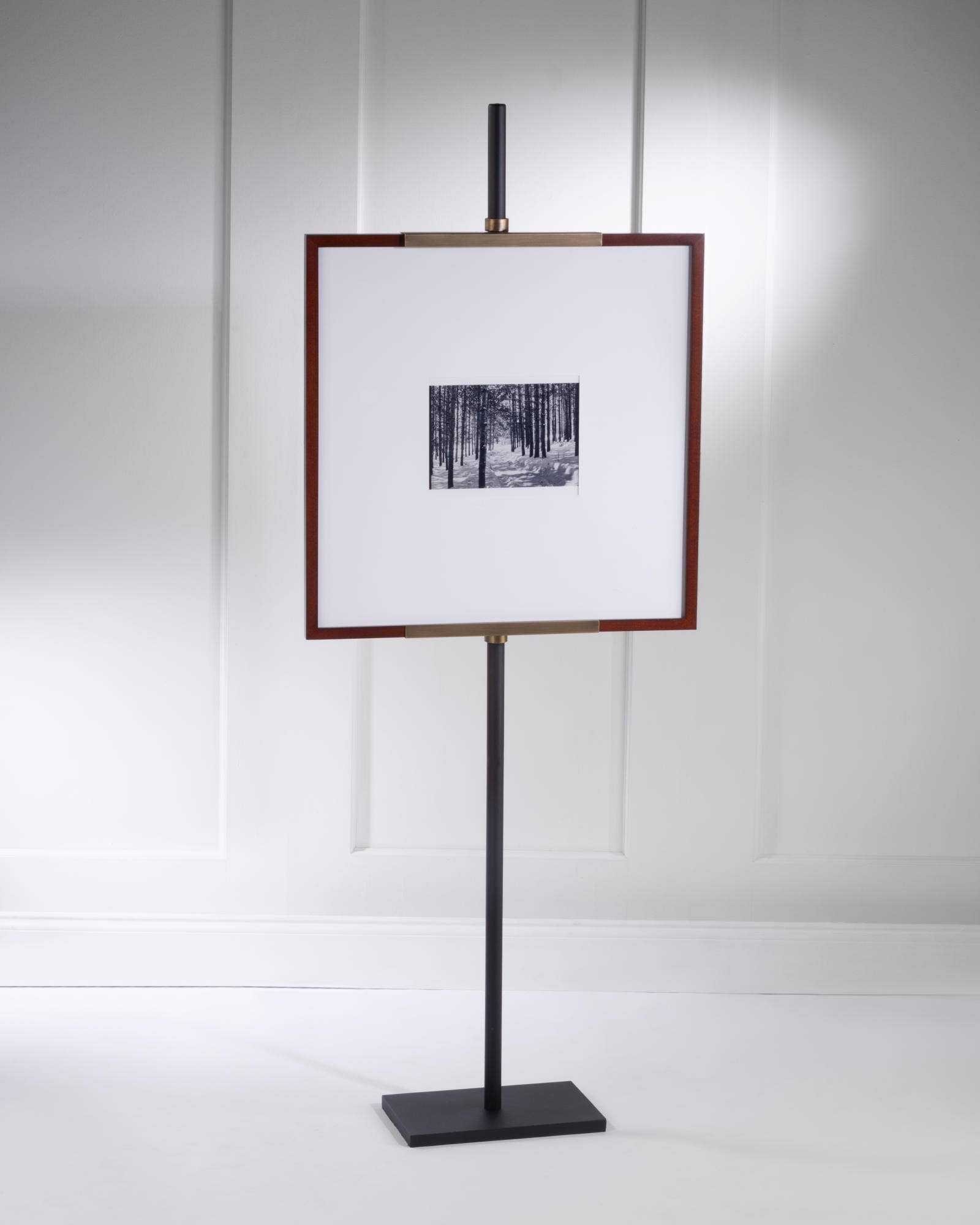 Tripar International - Vendita all'ingrosso Cavalletti - Cavalletto da Pavimento Moderno in Metallo con Bracci Regolabili1