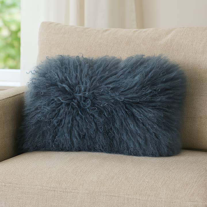 Coussin en fourrure d'agneau mongol bleu-gris - 30x50 cm pour la vente par Fennco Styles