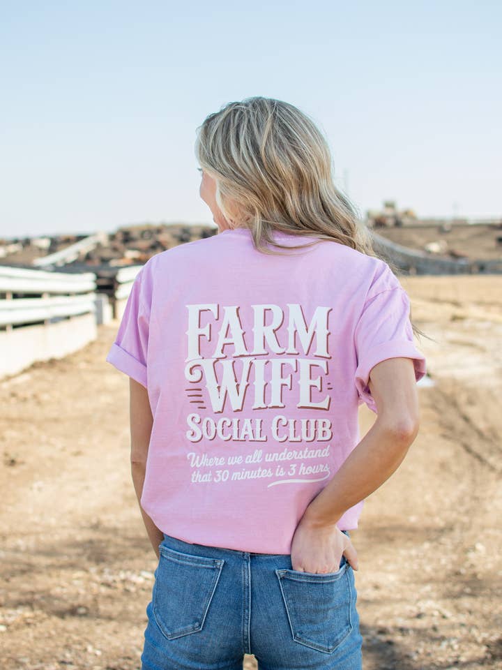 T-shirt femme graphique violet « Farm Wife Social Club » style western pour la vente par American Farm Company