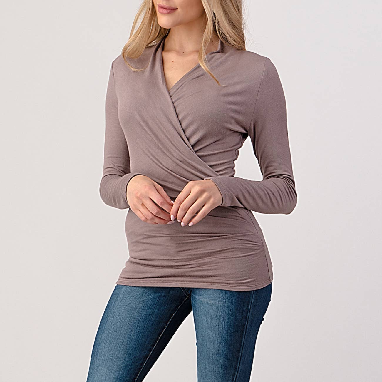 Heimious – Engroshandel Strikket top - Dame – Heimious fitted modal jersey bluse med slå-om, lange ærmer og plisserede detaljer14