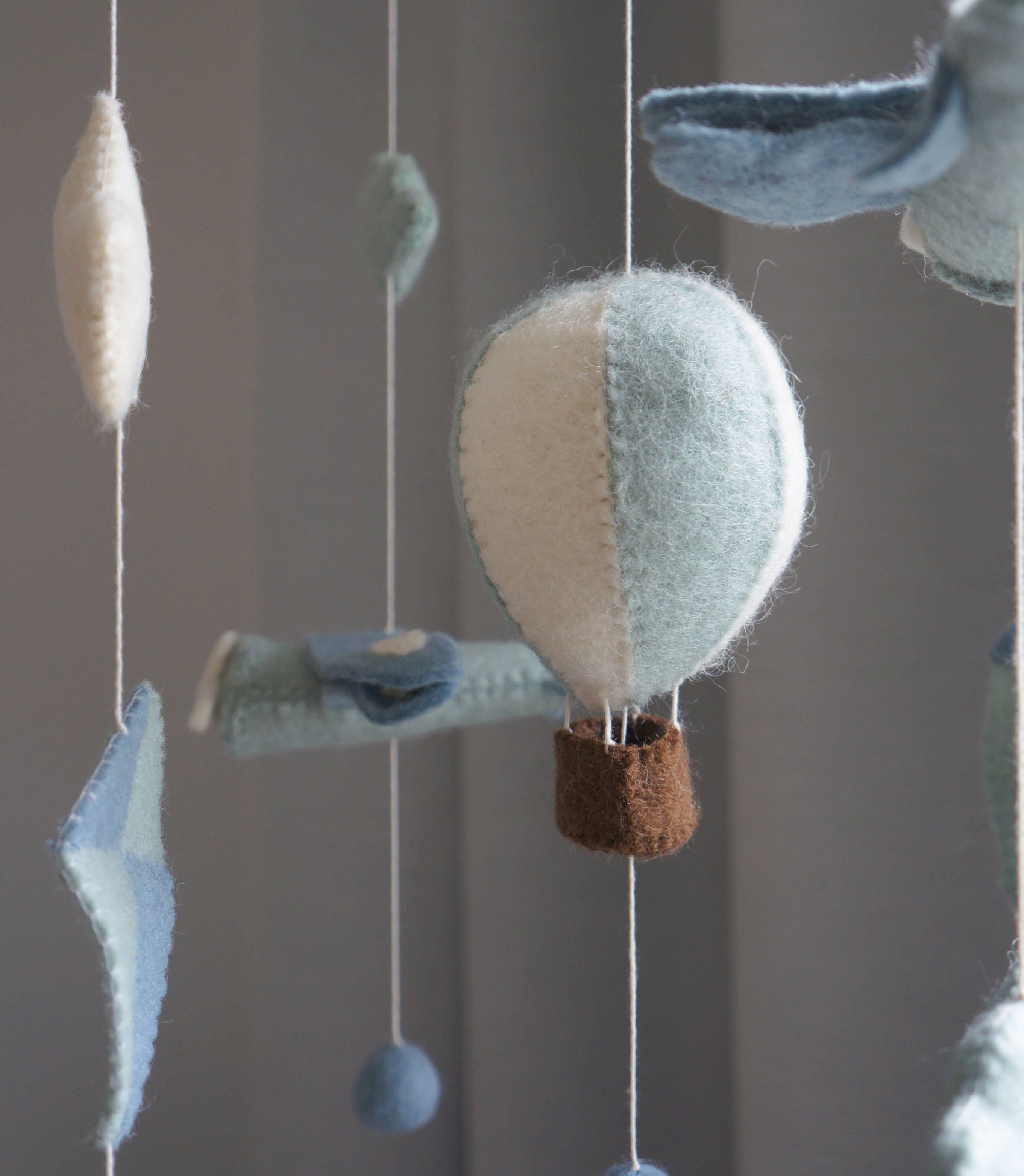 Gamcha - Venta al por mayor Juguete móvil para bebé - Móvil, globo aerostático, avión/cometa, azul1