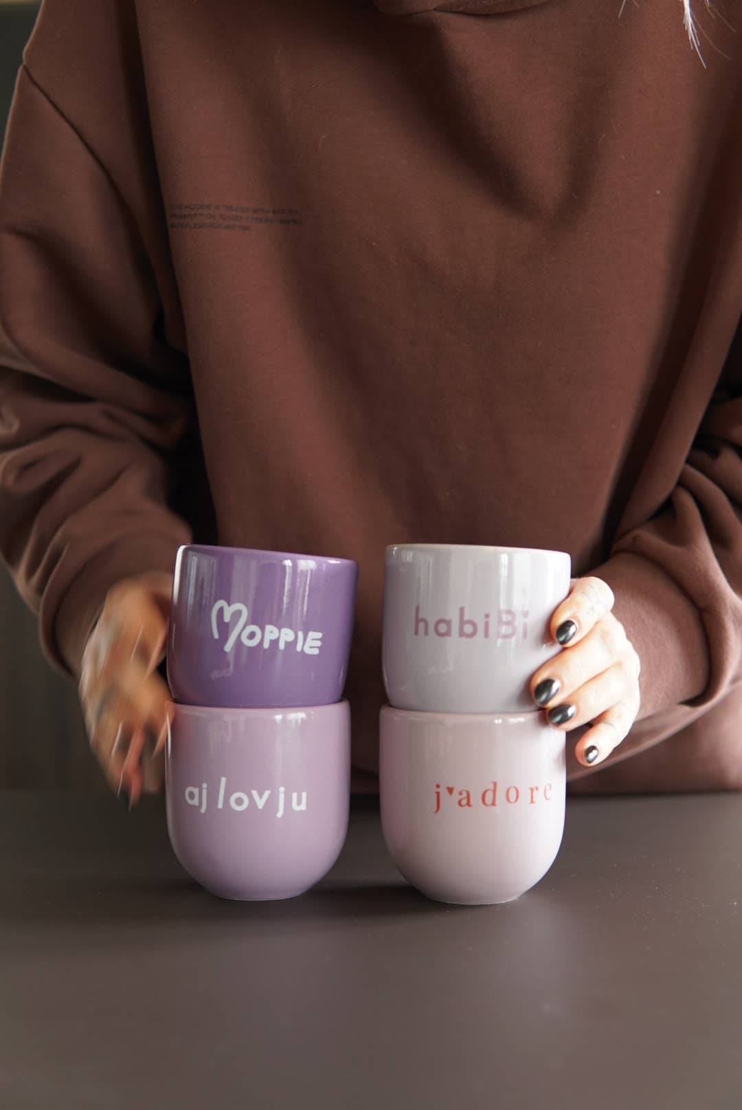 Sisi, house of style BV – wholesale Kaffekoppar – Sisi mugg i keramisk gloss, 2 dl, lilal med texten Ajlovju3