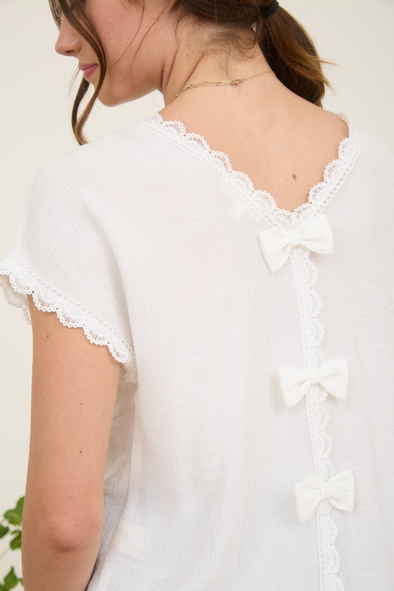 Blu Pepper - Vendita all'ingrosso Camicetta - Donna - Blusa a maniche corte con dettaglio fiocco posteriore e bordo in pizzo.16