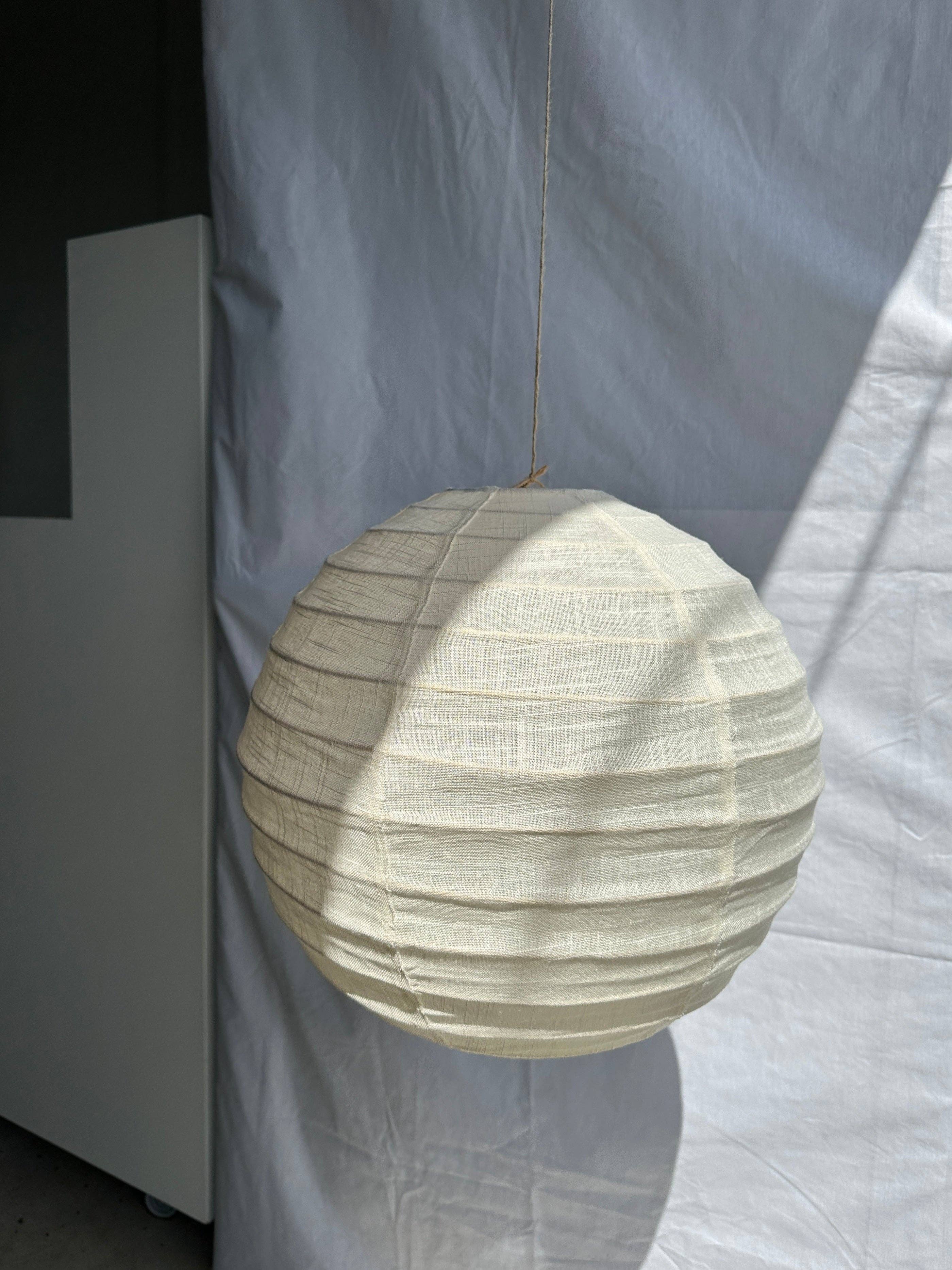 Office Objets - Wholesale Chandelier/Hanging Light - Medium round Japanese-style pendant light in rattan and natural linen D:404