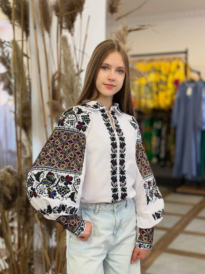 Blouse Bohème Brodée pour Femmes Vyshyvanka Galerie de Fleurs pour la vente par Folkmoda