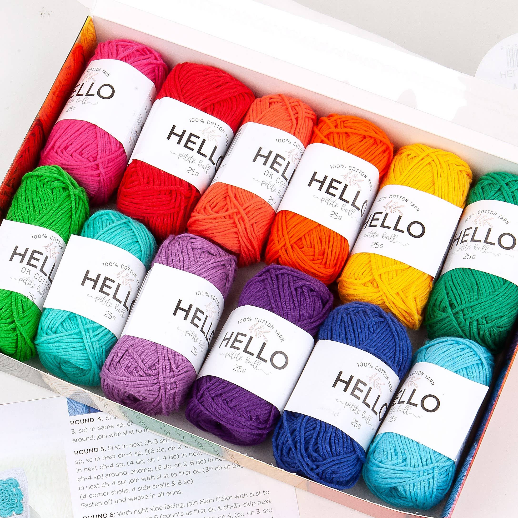 Creative World of Crafts - Venta al por mayor Hilos - Caja de regalo Hello con 12 ovillos de algodón 100% liviano DK6