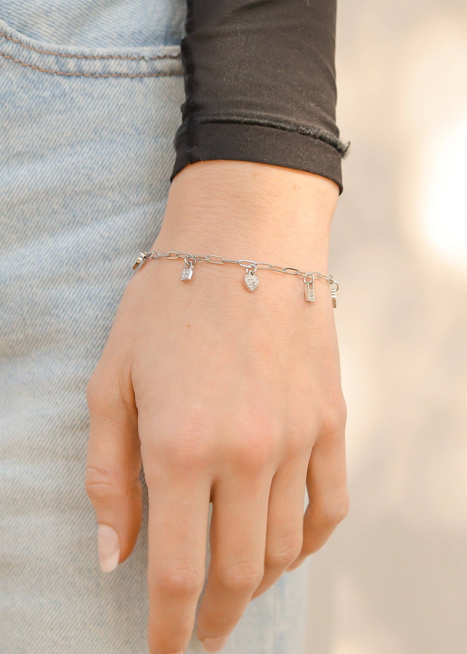 WJW – Großhandel Armband mit Charms/Anhängern – 18K Gold PVD Edelstahl Herz- & Schloss-Charm-Armband1