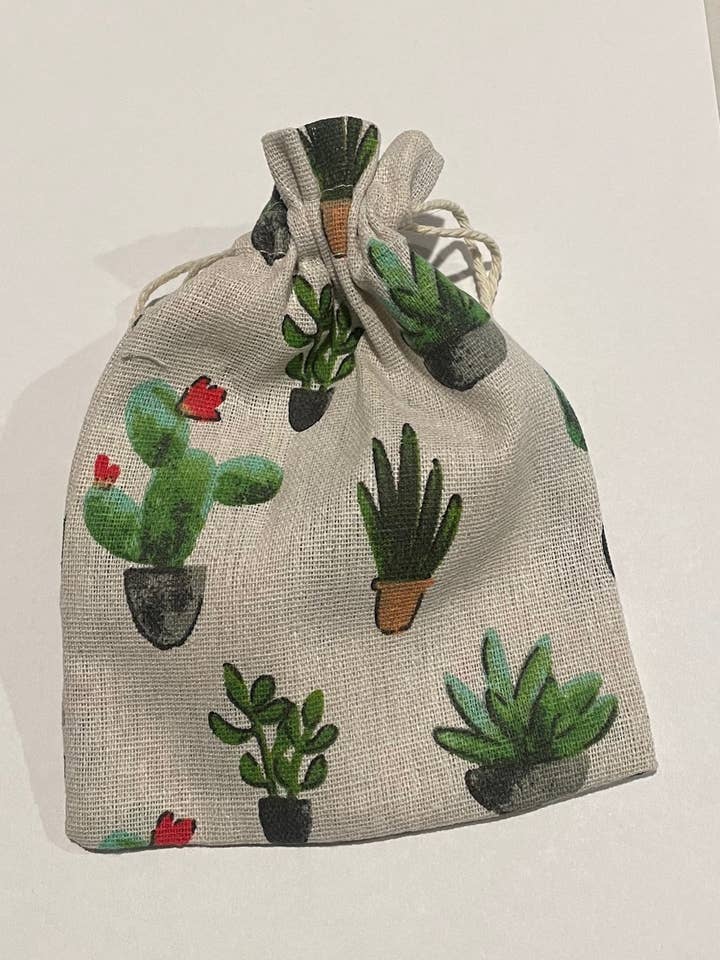 Sac cadeau à cordon cactus pour la vente par The Rustic Barn
