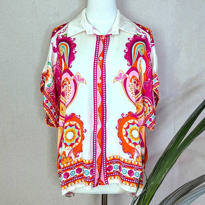 Haut luxueux en mélange de soie et viscose avec boutons et imprimé vibrant de style indonésien pour la vente par Tempest Designs