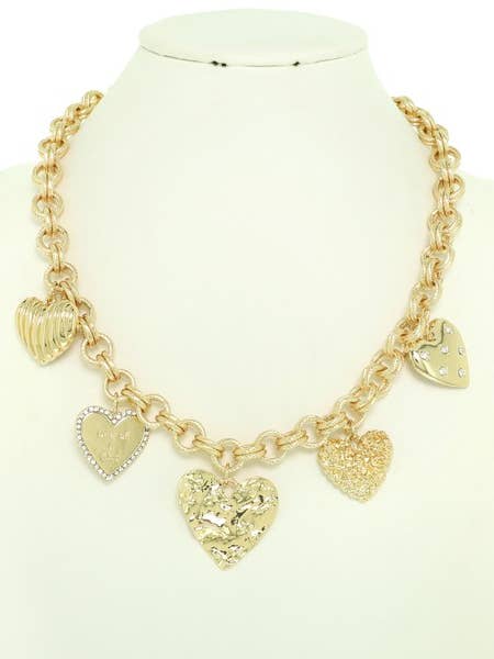 HALSKETTING MET HARTVORMIGE BEDELTJES MET GEMENGDE TEXTUUR N16478 voor wholesale door anbfashion