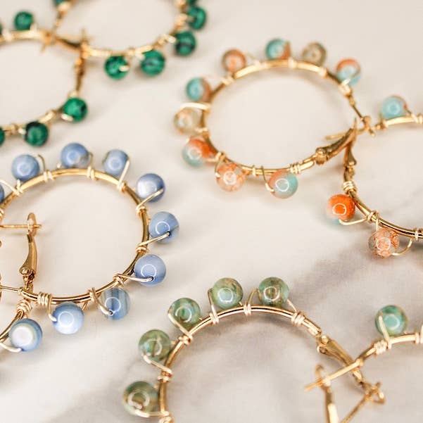 Penelope håndperlede bøjler for engroshandel hos Devere Handmade Jewelry