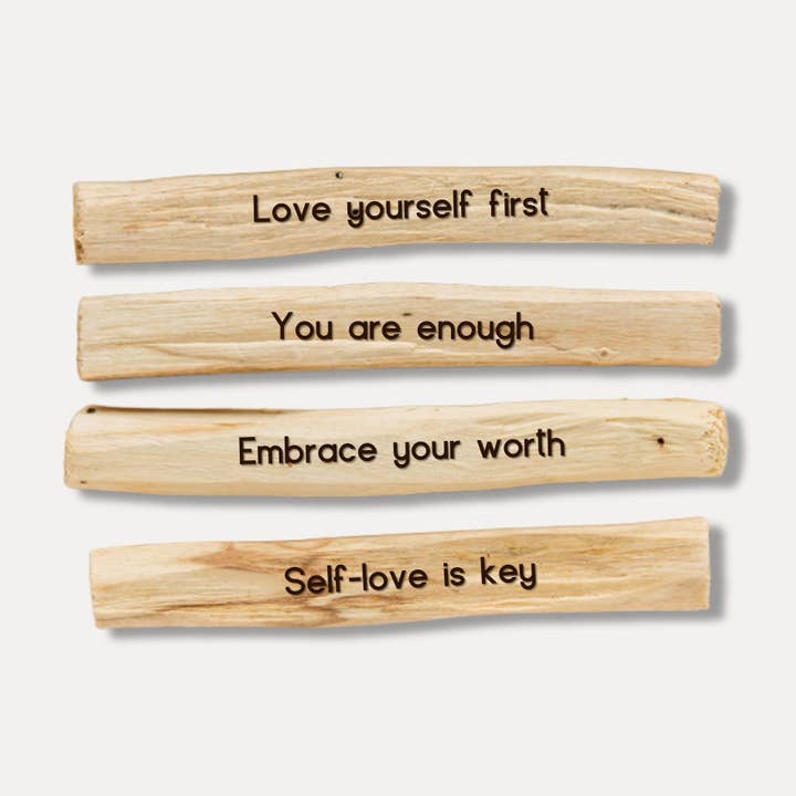 Selbstliebe und Akzeptanz: Palo Santo mit Gravur im Viererpack für den Großhandel von The Retrograde Shop